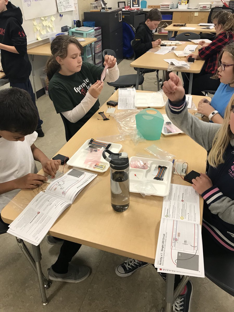 projectjoyrvs's tweet photo. Playing with circuits today! Love the creative vibe in here today! #scienceminded #grade5 #hcsrvs #rvsed https://t.co/bB5O1CAvyo