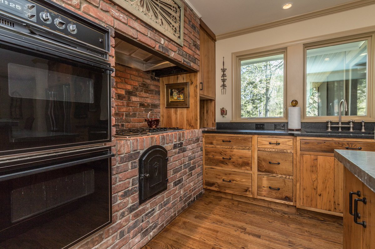 picturemehomeOH's tweet photo. Cape cod in @WilloughbyOhio with picturesque views of the Chagrin River!  #willoughby #firstfloormaster #capecod #chagrinriver #relax #views #realestatephotography #photographer #realestateagent #photography #forsale #realestate #picturemehome https://t.co/dPgLpAmf7G