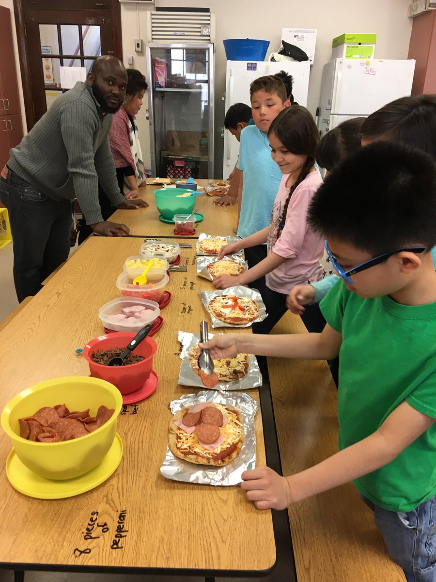 shieldsk89's tweet photo. FRACTION PIZZA PARTY!! @WinnipegSD @DufferinSchool #room14 #mathyoucaneat #pizzaparty https://t.co/DPaqVwsy1x