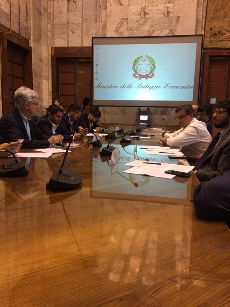 CarloCalenda's tweet photo. Definite con i sindacati le modalità di partecipazione dei lavoratori ex #alcoa al capitale e alla governance della nuova società. Primo caso in una società industriale in Italia, e se lo meritano davvero.Domani aumento di capitale e variazione statuto https://t.co/pKQL1gIj8O