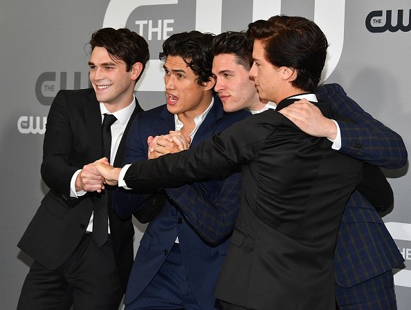 17.05 | Casey, KJ, Cole i Charles podczas 2018 CW Network Upfront w hotelu The London w New York City.