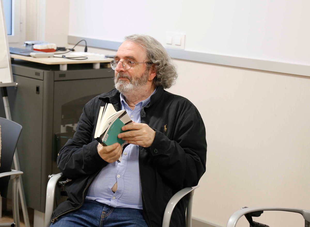 USPCEUprensa's tweet photo. El poeta, novelista y ensayista Jon Juaristi analiza ‘Mientras cae la ruina y otros poemas’, la primera antología bilingüe, en español e inglés, de C.S Lewis. https://t.co/RQi4VZYTye https://t.co/25gclopuFU