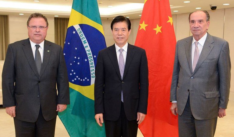 PAagronoticias's tweet photo. #PecuariaBR
Maggi anuncia abertura do mercado da Coreia do Sul para carne suína brasileira 🇧🇷🤝🇨🇳🇰🇷Leia➕▶️https://t.co/aPQAP0S13J #CarneSuina #Suinocultura #CarnesBrasileiras #Exportacao #Commodity #China #CoreadoSul #Agronegocio https://t.co/jcxMZCYetw