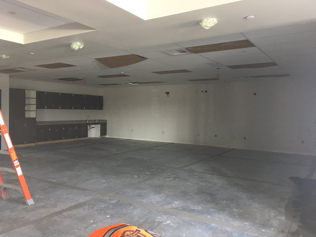 veronicajusd's tweet photo. Del Sol's 21st century library w/ makerspace. #learninghub #jusdmakers #JUSDShares https://t.co/XkHbUYx2LK