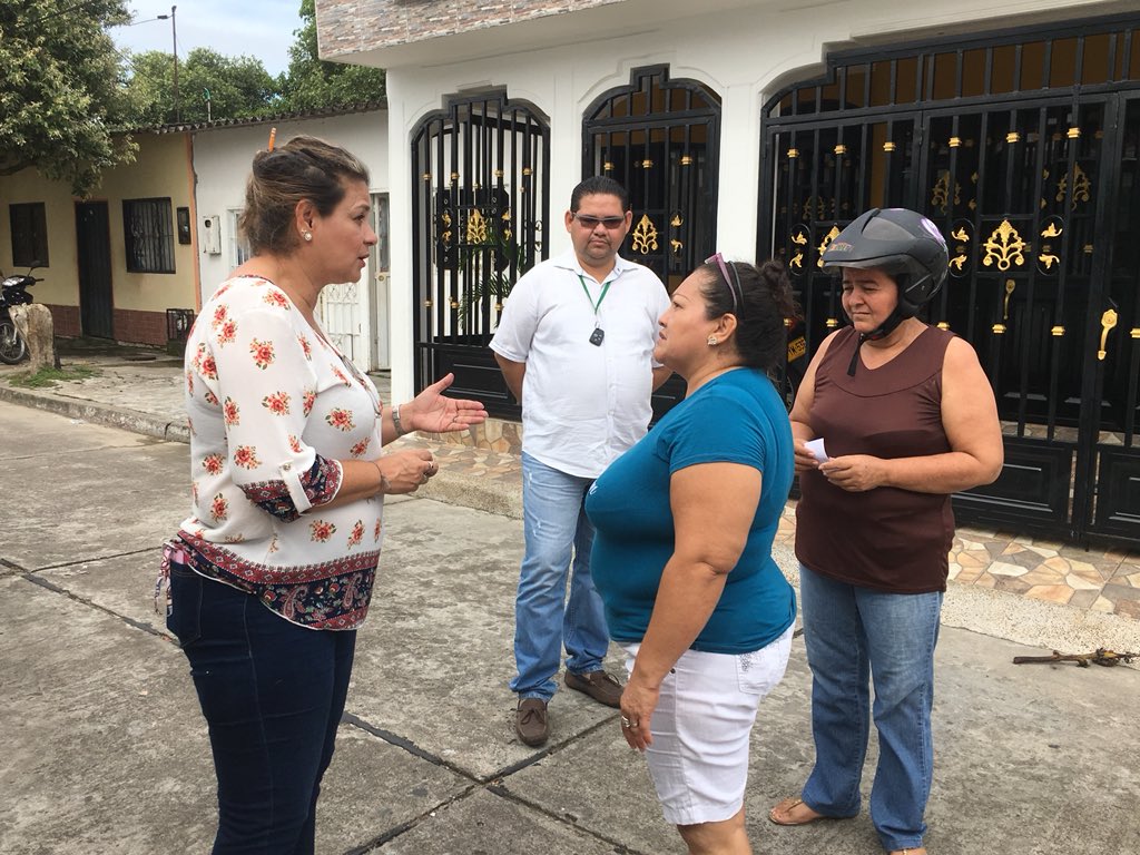 EdubaBca's tweet photo. Hasta el barrio La Tora, cuadra F llegó el día de hoy la unidad jurídica y social de #EDUBA con el fin de realizar visita técnica a 21 viviendas que en la actualidad no cuentan con titulación de predios. @alcaldiabarranc @desecheverry https://t.co/IaiV2bJw1E