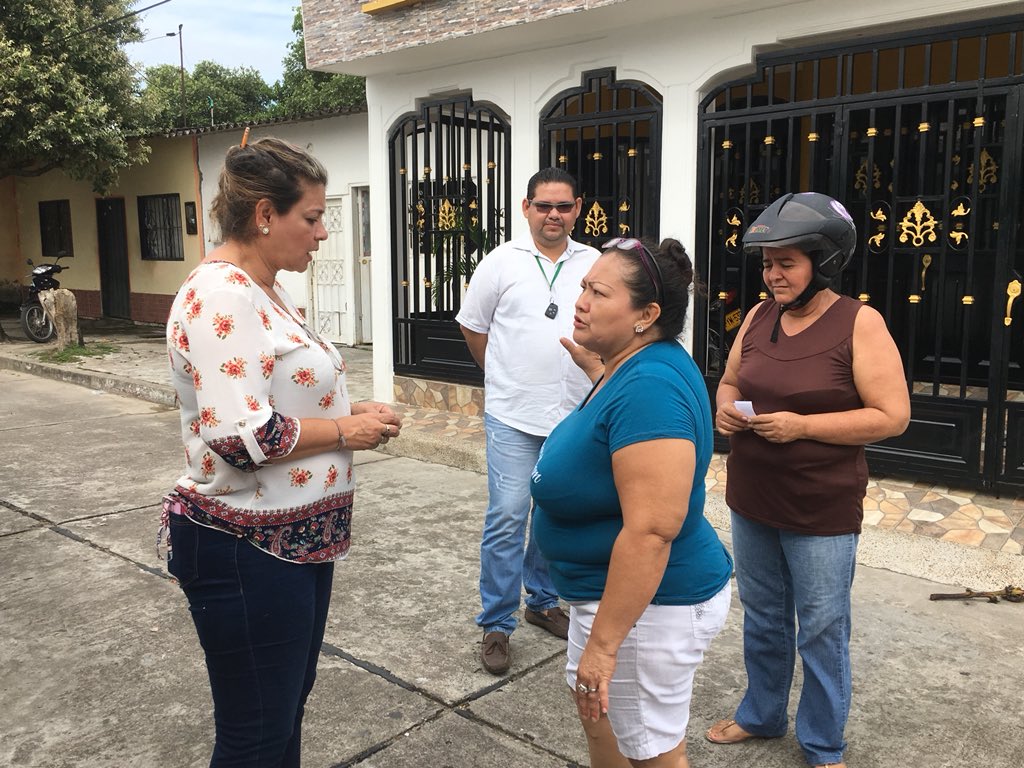 EdubaBca's tweet photo. Hasta el barrio La Tora, cuadra F llegó el día de hoy la unidad jurídica y social de #EDUBA con el fin de realizar visita técnica a 21 viviendas que en la actualidad no cuentan con titulación de predios. @alcaldiabarranc @desecheverry https://t.co/IaiV2bJw1E