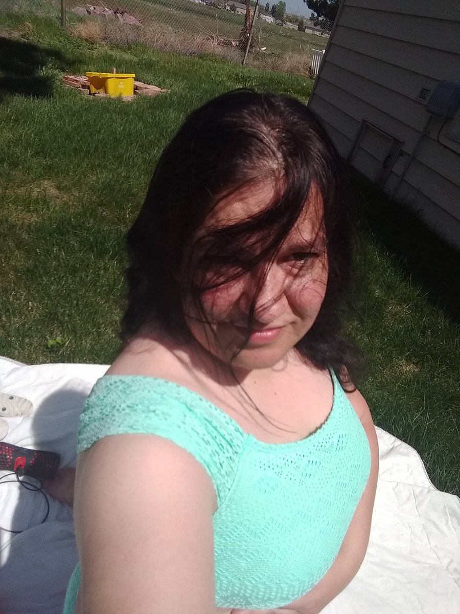 JennyLynnBrdar's tweet photo. It's time to soak up some sun! Now hiring for a cabana boy or girl to rub coconut oil. #backyardbaking #shouldbeatthelake #chubbygirl https://t.co/UTpwkHzL8a