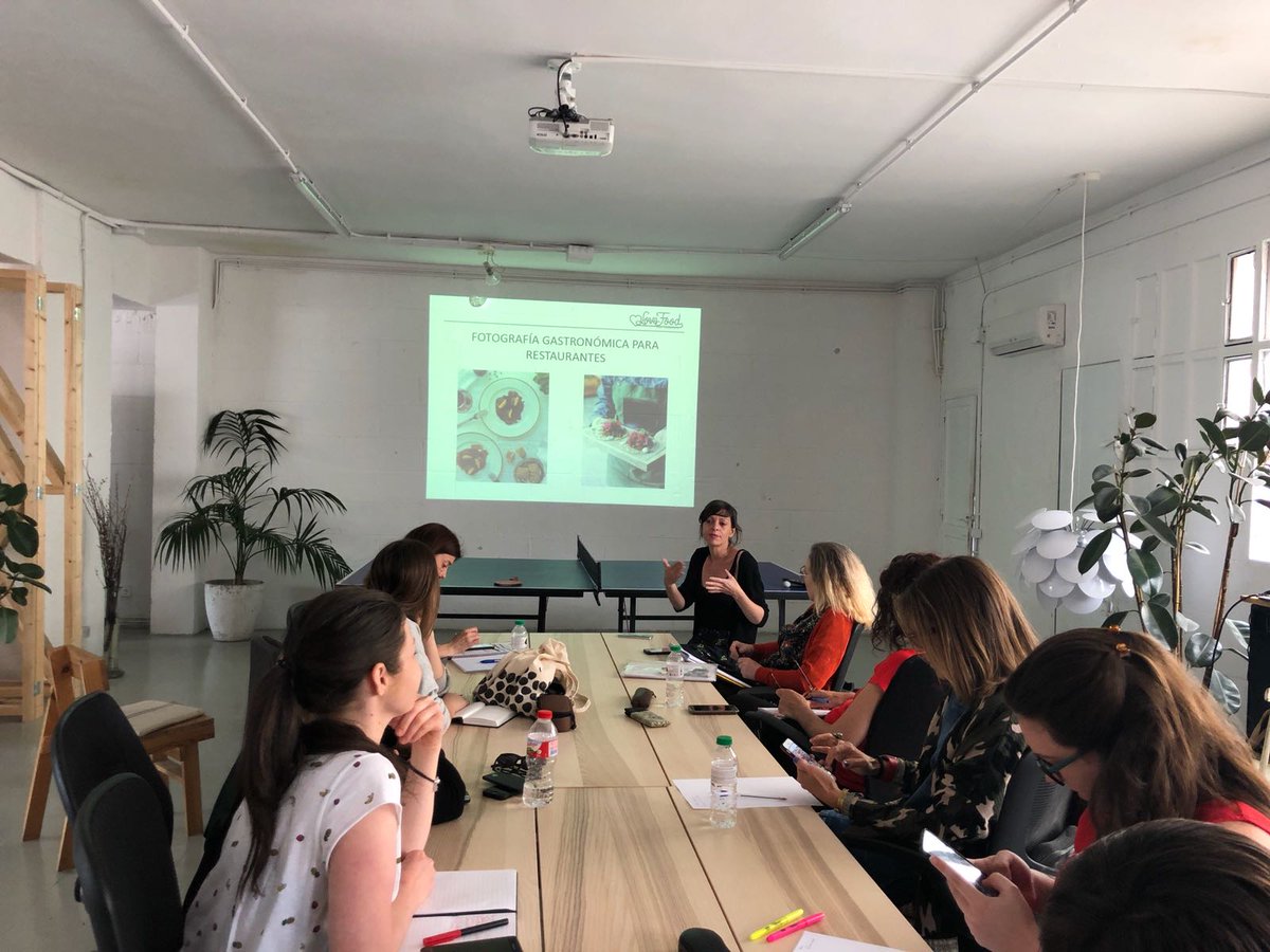 BCD_barcelona's tweet photo. Avui, al curs #DesignTheRestaurantExperience, hem tingut el plaer de compartir experiències amb l'Anna Casanova del blog @lovefood_es, que ens ha mostrat imatges que uneixen #gastronomia i #disseny. Els alumnes han pogut aplicar els coneixements fent fotografies a alguns plats 😋 https://t.co/b3yN9rD8E1