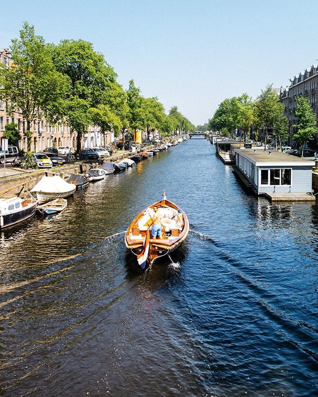 🚤This pic was taken 3 days ago, the man in the boat just wearing his swimming gear💦Today everybody's back wearing their coats again, since it's only 13 °C ... What do you think, is it because of #globalwarming ?☀️⚡️🌊 ift.tt/2k7vRiX