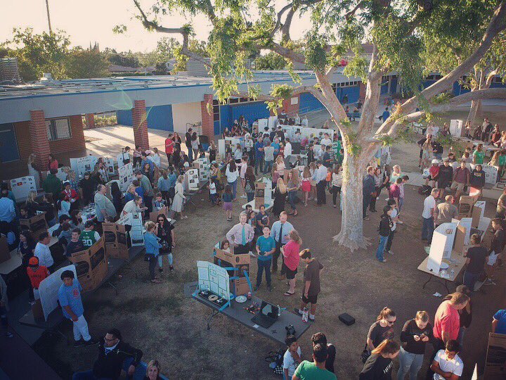 Sushie213's tweet photo. Amazing drone shots from last night by Christian! #excitedstudents #proudteacher #20percentproject #heweshighlanders #seeusshinetusd @TUSDconnect @TUSDschools @Drlitfin @suptfranklin @michelleciecek https://t.co/3uXtsorSA1