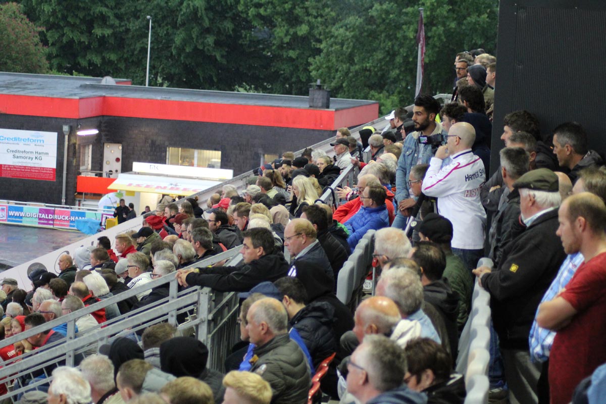 Hammer Spvg Aufstiegsplatz Nach Soveranem Sieg In Reichweite Hamm Schlagt Rw Ahlen Mit 4 1 3 0 Und Darf Weiter Traumen Auch Nach 24 Stunden Macht Der Gestrige Nachholspieltag Noch