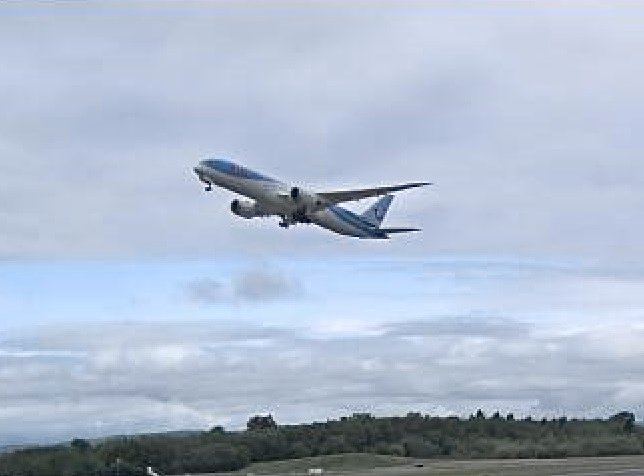 AirportWebcams's tweet photo. LIVE: Brand new Boeing 787-9 for TUI Airways G-TUIM is on delivery from Everett to Manchester. It is their 12th Dreamliner &amp; 4th 787-9. Follow #TOM562 with @flightradar24 : https://t.co/hhjCWJCRqN | Webcam: https://t.co/CXiqZbCOUt https://t.co/y2suQHGqow
