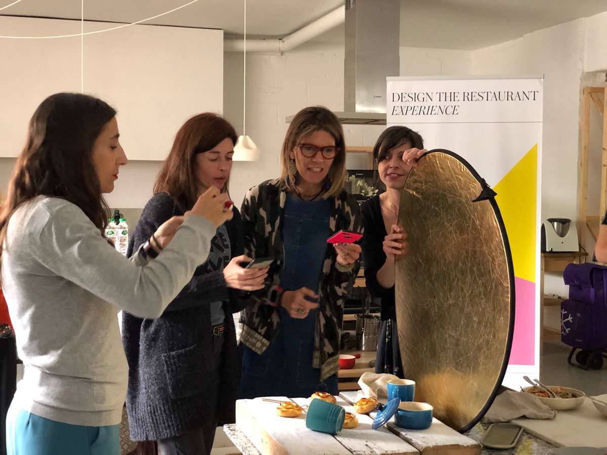 BCD_barcelona's tweet photo. Avui, al curs #DesignTheRestaurantExperience, hem tingut el plaer de compartir experiències amb l'Anna Casanova del blog @lovefood_es, que ens ha mostrat imatges que uneixen #gastronomia i #disseny. Els alumnes han pogut aplicar els coneixements fent fotografies a alguns plats 😋 https://t.co/b3yN9rD8E1