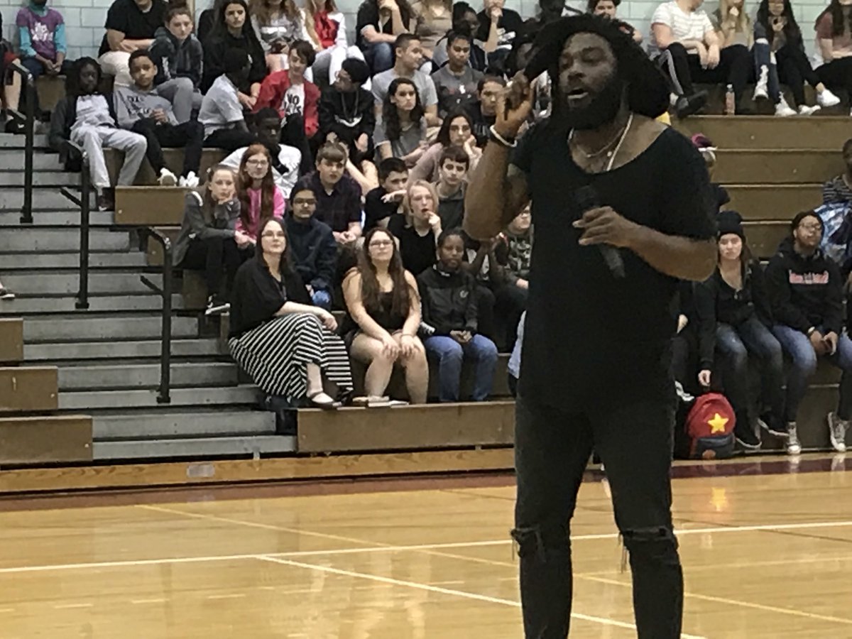 CynthiaSchwind's tweet photo. Wow! What an amazing opportunity for our students @GreeceCentral Thank you @JasonReynolds83 #inspiring #engaging #booklove @cldixon @GreeceArcadia @PettiferSuz @JulieParsons203 @LoriGaenzler @BNBuzz @GCSDsuper https://t.co/wXiuw9J1Gj