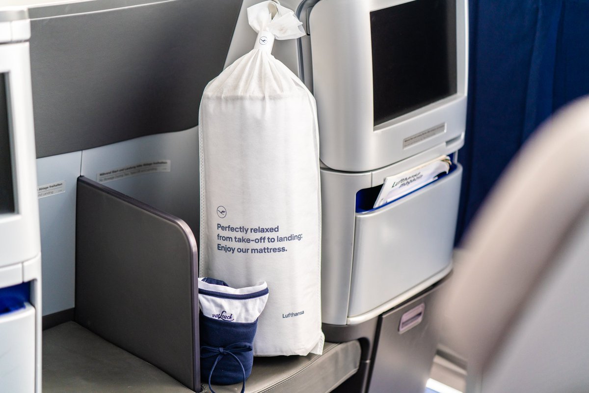 EventBookIntl's tweet image. Los pasajeros de clase #Business de @lufthansa, en vuelos de largo alcance desde y hacia Ciudad de México, ya pueden disfrutar de un delicioso y relajado vuelo nocturno con el nuevo kit de amenidades #DreamCollection de #Lufthansa.