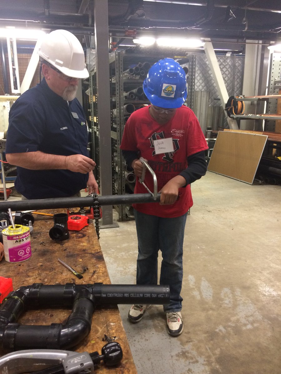 tldsboyap's tweet photo. New generation of Skilled Trades workers learning plumbing techniques at Midland campus of Georgian College. Awesome TLDSB Tech It Out Camp for Grade 7 students. @tldsboyap @_studentsuccess #TLDSBLearns https://t.co/sfnmSqyQ2b