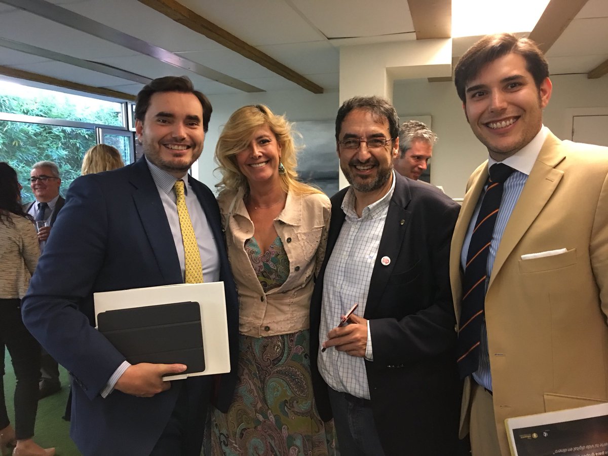 AIBeeHive's tweet photo. Algunos de los asistentes! @KnowdleMedia @buaala @aserrano1001 @knowdler #CasaClubMadrid #IA#IC https://t.co/eeMEM0bw3d
