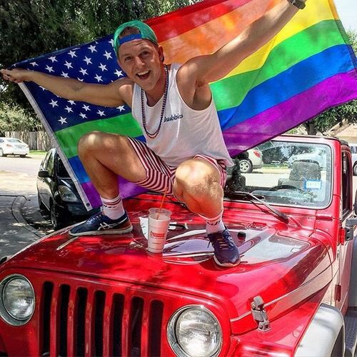 BrizzyVoices's tweet image. Wow LOOK at this beautiful proud nerd!!! My friend @Kedz is in the final round for a @Chubbies #ManModeling contest and SO CLOSE!! Go give Kedzie your vote!! 
👇
bit.ly/2IwTMGh