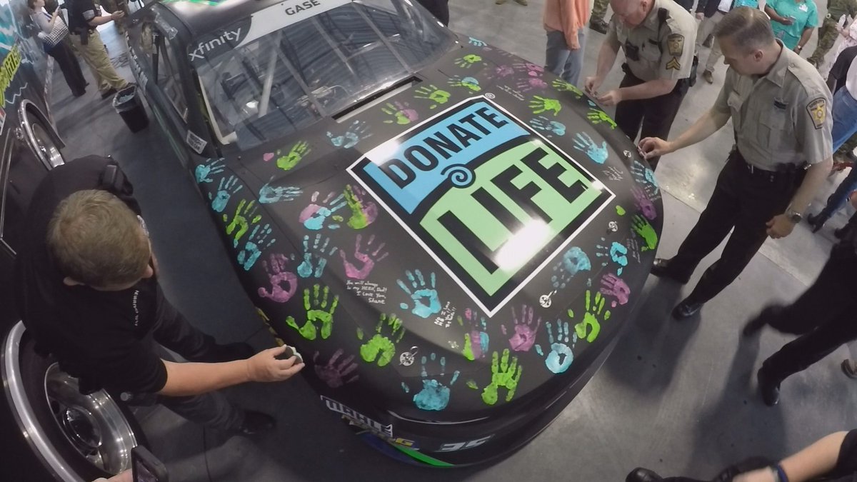 YCSO_SC's tweet photo. The #35 Donate Life car will bear the name & photo of Detective Mike Doty, who was a registered organ donor. Dotyβs kidneys were donated, saving the lives of two people. #YCSOStrong #YCSOFamily @LifeShareNC @JoeyGaseRacing (Tweet 2 of 2) https://t.co/Qg63BRaj8W