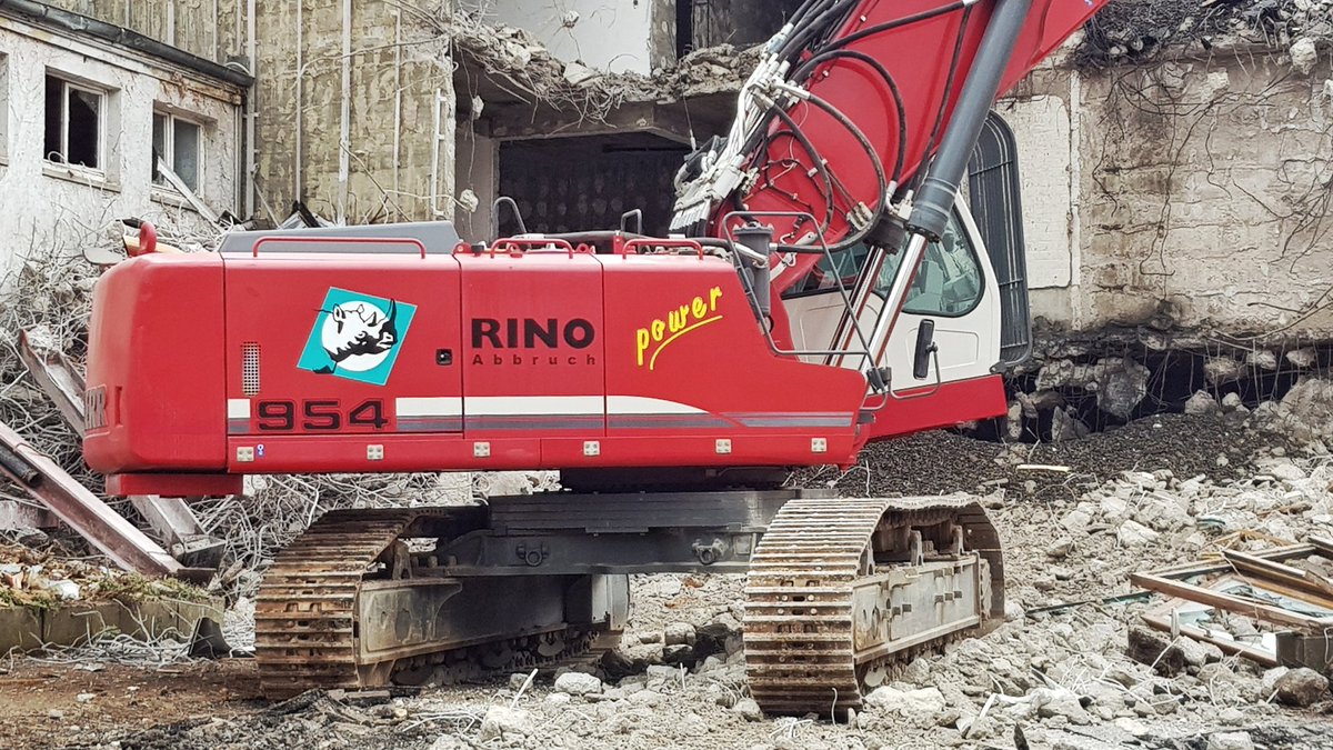 BenBeytekin's tweet photo. @LH_Construction #Liebherr R 954C #longfront #excavator at a hotel demolition site in Backnang, Germany. https://t.co/aQqdoFAam5