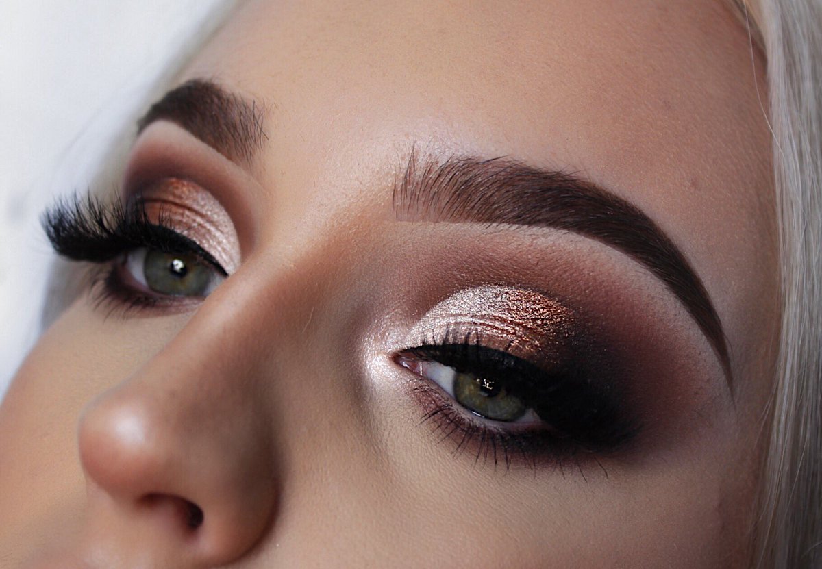 vickiciftci's tweet photo. @ABHcosmetics single shadows, dipbrow, gloss and bronzer, literally can’t stop using their products https://t.co/Ep1pKm7U75