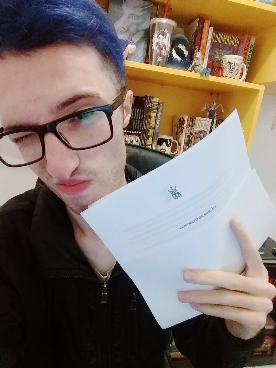trajanomyss's tweet photo. O menino com seu contrato assinado não quer mal a ninguém 🏳️‍🌈

O conto "A Garota no Bar" traz representatividade lésbica e faz parte da antologia LGBT+ #OrgulhoDeSer com lançamento marcado para a Bienal do Livro este ano!

#Sweek #RicoEditora https://t.co/BuMiVabwVO
