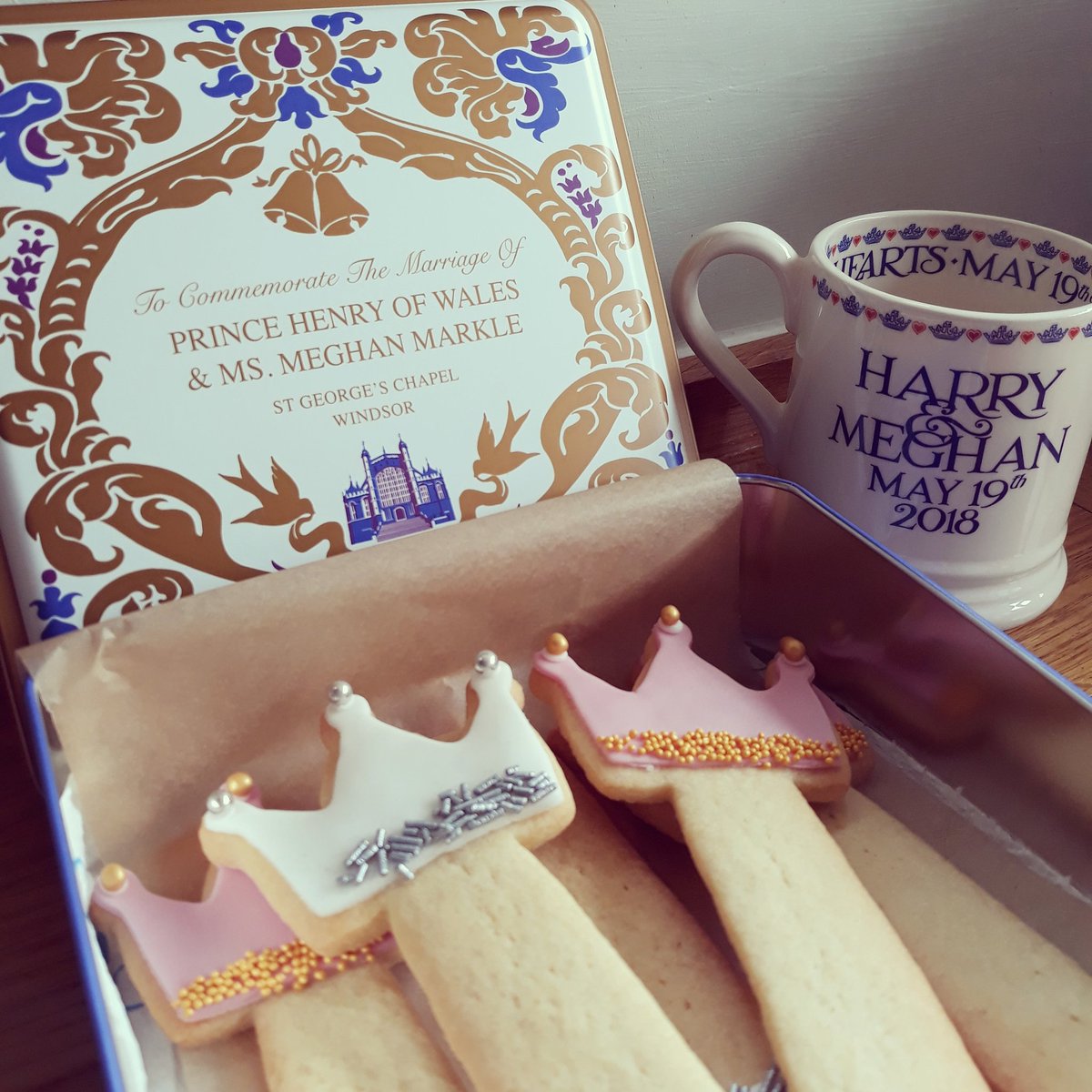 CarolineCakesCA's tweet photo. Who doesn't love a wedding? It just so happens that this one's a right royal one 👰🤴 Mug by @EmmaBridgewater, tin by @marksandspencer, biscuits by @CarolineCakesCA #royalwedding #meghanandharry #bespokecookies #celebration #chapelallerton #leeds https://t.co/gV2bwvfOae https://t.co/bwLHe4bN50