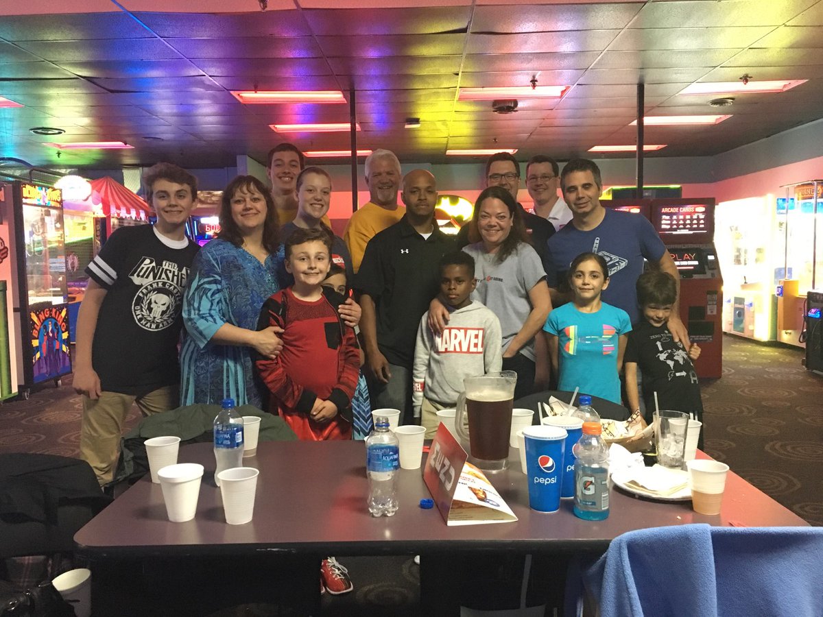 EDiSCompany's tweet photo. EDiS employees and their families had a great time last night at Bowl for Kids’ Sake, a fundraiser benefiting @BBBSDELAWARE . Together, along with a sponsorship donation from EDiS, they were able to raise nearly $1,500 for Big Brothers Big Sisters. https://t.co/hebgEYIeAu
