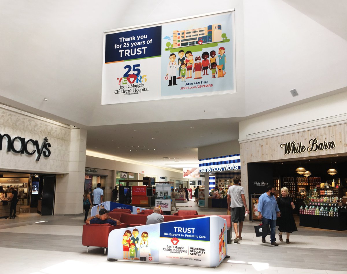 simonmediaexp's tweet photo. Recharge your feet and your phone at Simon's on-mall seating areas like this @JDCHospital sponsored lounge at @TownCtrAtBoca. @BrittenInc #JDCHKids #PowerOfPlay #OOH #outofhome #outofhomeadvertising #outofhomemedia #simonmedia #foundatsimon #simonmediaexperiences https://t.co/1UDpeK76eK