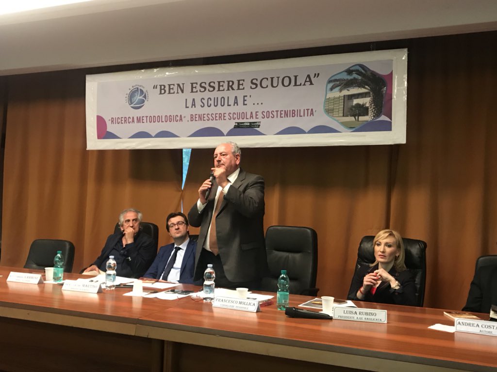 CRBasilicata's tweet photo. Incontro #giocodazzardopatologico conclude @frmollica: “Non dobbiamo arrenderci. Scuola, famiglia, istituzioni devono comunicare” #giocaascoltaprevieni #ludopatia #age #crbas https://t.co/U6kPDv7p6L