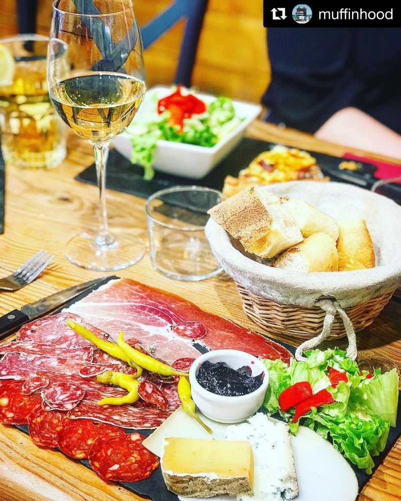 cave_irouleguy's tweet photo. La gamme #Mignaberry se retrouve aussi chez Osaba à #Paris 🍷 #irouleguy https://t.co/78MjyknhR5