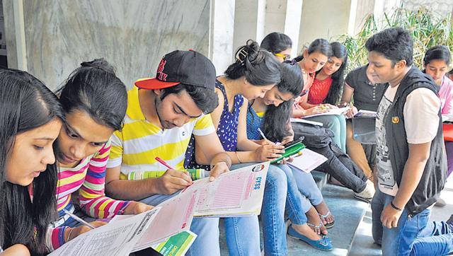 IndiaEduReview's tweet photo. (DU admission: Over 43,000 applications within 24 hrs) - IndiaEducationReview - https://t.co/CeRlSnAwf1 https://t.co/3MWi1CTJ3A