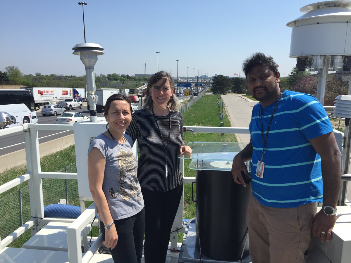 B_Vigneault's tweet image. It’s not one size fit all for fate and effects. #ECCCSci just installed with ON MOECC sampler near hwy 401 in Toronto to study the chemistry of near road particulate matter in different size fractions (A. Mustata, E. Galarneau &amp;amp; R. Santhaneswaran and photo credit: A. Telvin)
