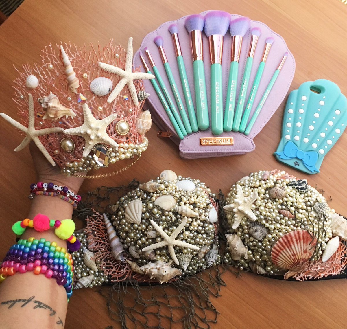 ninaednas's tweet photo. Sea Goddess Starter Pack 🧜🏻‍♀️ #throwbackthursday to our first ever Mermaid bra that started it all ☺️🌊🐚🌸🐠🐬
Check out our Etsy shop 👇🏼👇🏼👇🏼
https://t.co/177OI7NVzW
#MermaidLife💕 #ravebra #edcoutfit #seagoddess #kandikid #edc #mermaid #mermaidbra #ninaednas https://t.co/UJysdUeflO