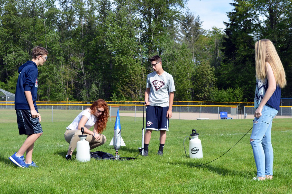 TahomaSD409's tweet photo. Shavon Modin's @PLTWorg Space &amp; Flight classes at #MapleView Middle School recently had the chance to test out the rockets they worked in teams to design and build. Read the article check out video in today's issue of #Tahoma Matters here: https://t.co/gMxVu5FVWs https://t.co/ilPPEUogVy