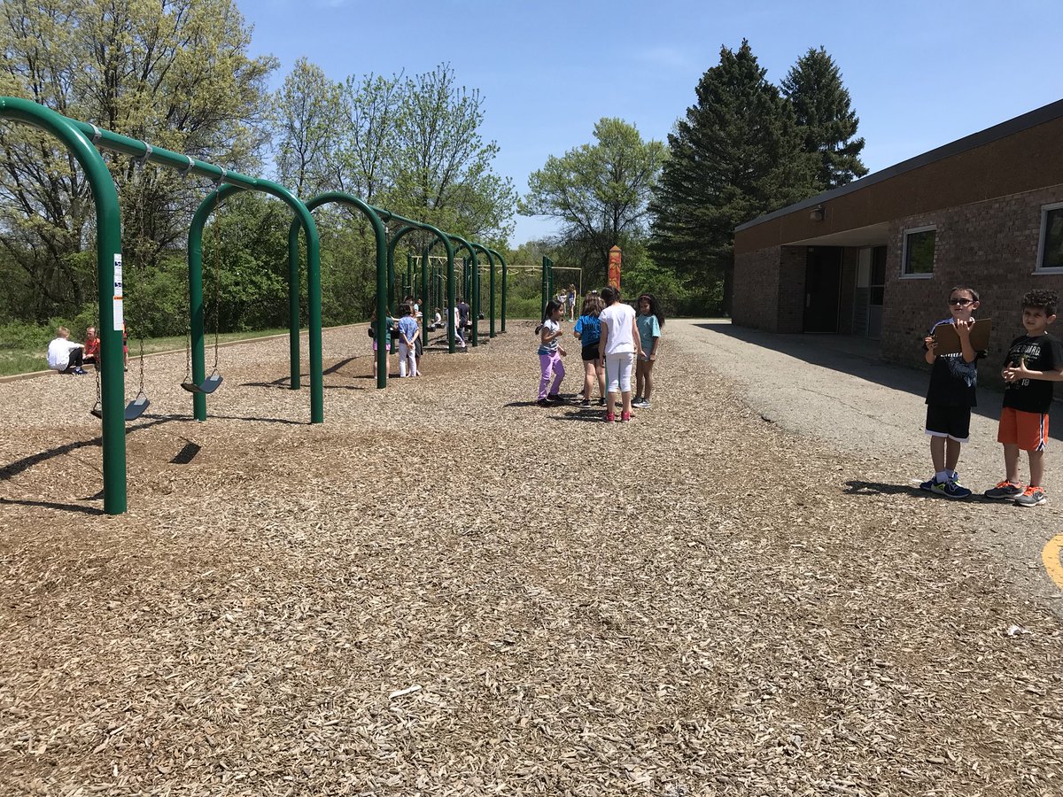 hsnyderBH's tweet image. Shape hunts with our big/little dippers #mathoutside #OutdoorClassroomDay @LonePineSchool @bhschools