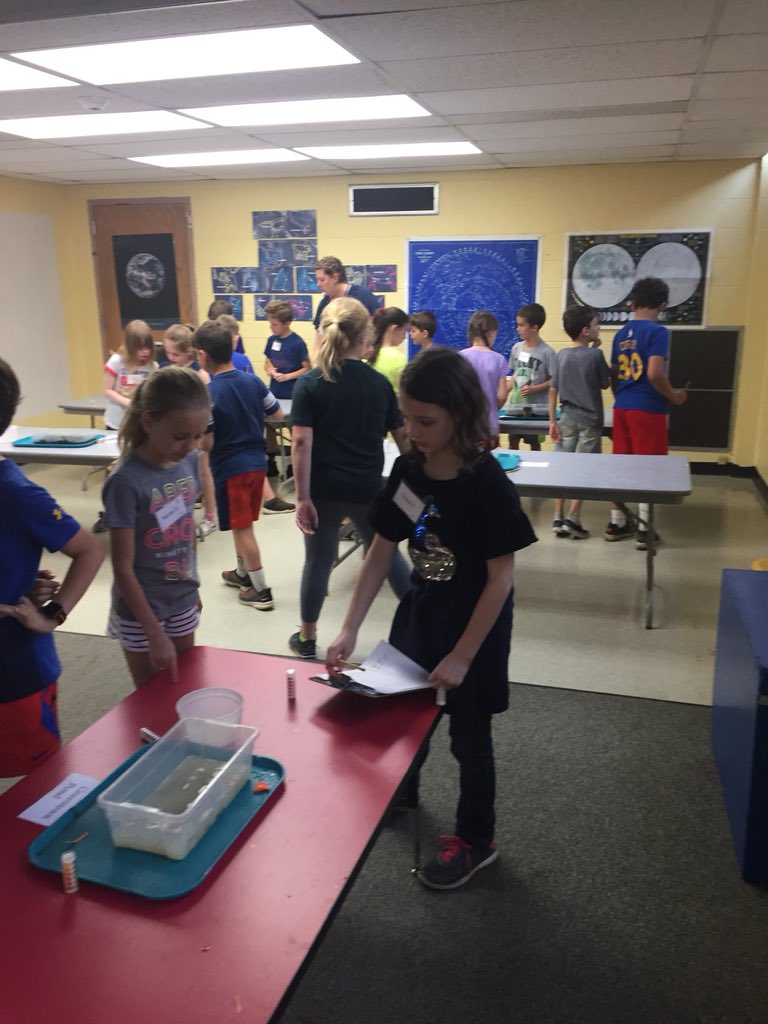 GradeOgden's tweet image. Testing the PH levels in standing water in “Greentown”. #sciencecenter102
#ogdenavenuepanthers  #thirdgradescientists