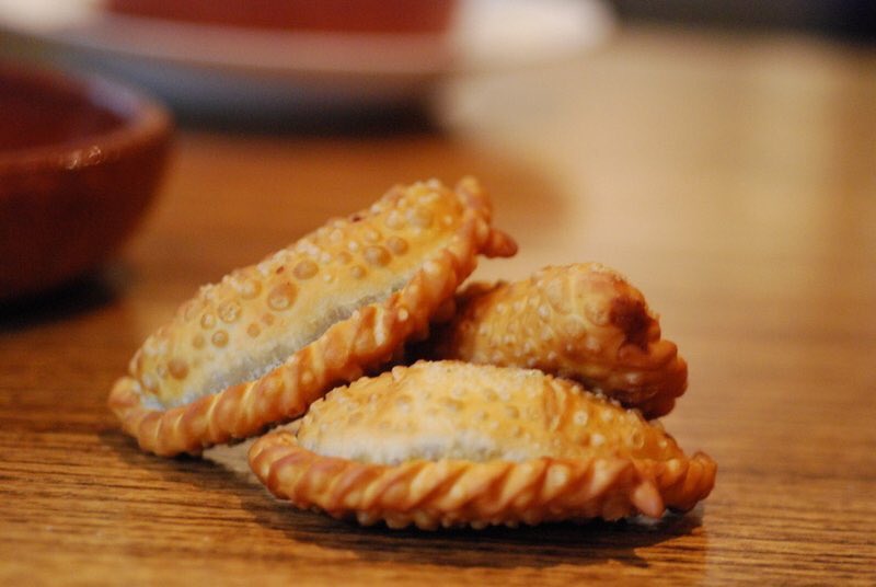 zooedipo's tweet photo. Finalmente las Empanadas están de moda. Hermoso ver a “Chefs” aprendiendo a repulgar y dejando de hacer espumas y esferas. 
Dentro de poco comienzan a poner bodegones de puta madre y dejan de cocinar por pasos. https://t.co/qdnXPFssF1