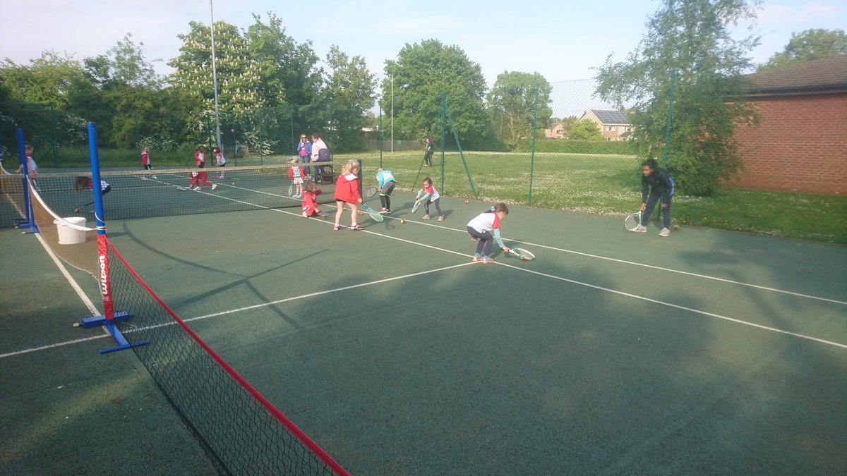 alcestertennis's tweet photo. Fab session with Alcester Rainbows 🌈 @i2cClubs Loved it! #GirlPower #SheRallies @Girlguiding @MidsTennis https://t.co/y7tqqGSsXz