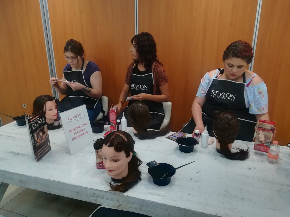 REVLONMexico's tweet image. Colorsilk #BeautifulColor es el tinte favorito de nuestras amigas porque cuida tu cabello desde que lo aplicas gracias a sus ingredientes naturales.💆🏽 ¿Ya lo probaste? 😄