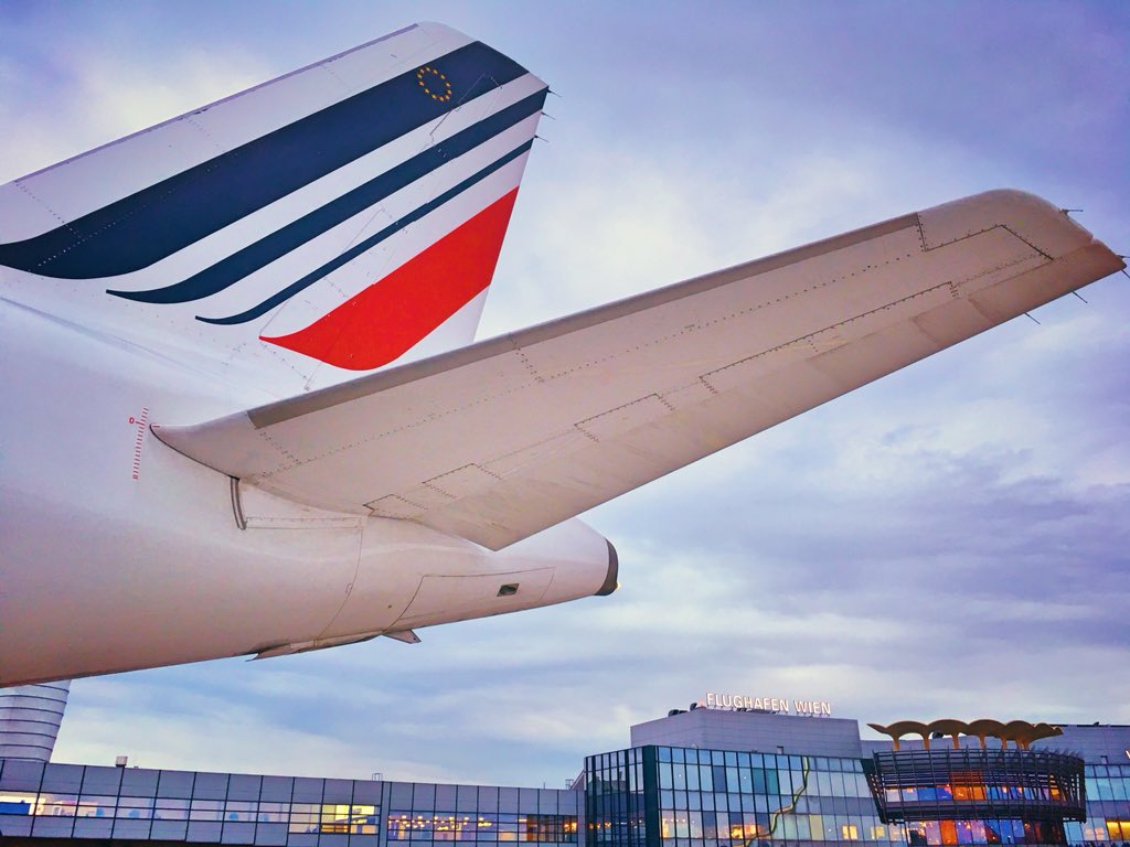 GaelleVanT's tweet photo. Sur @AirFranceFR #AF1239 boarding par l’arrière, pas arrivé depuis longtemps. Le Commandant de Bord est génial : fait rare aussi, il fait les annonces en 3 langues : 🇫🇷🇬🇧🇦🇹 Bravo ! 👍🏻 https://t.co/C8nbyCxYjj