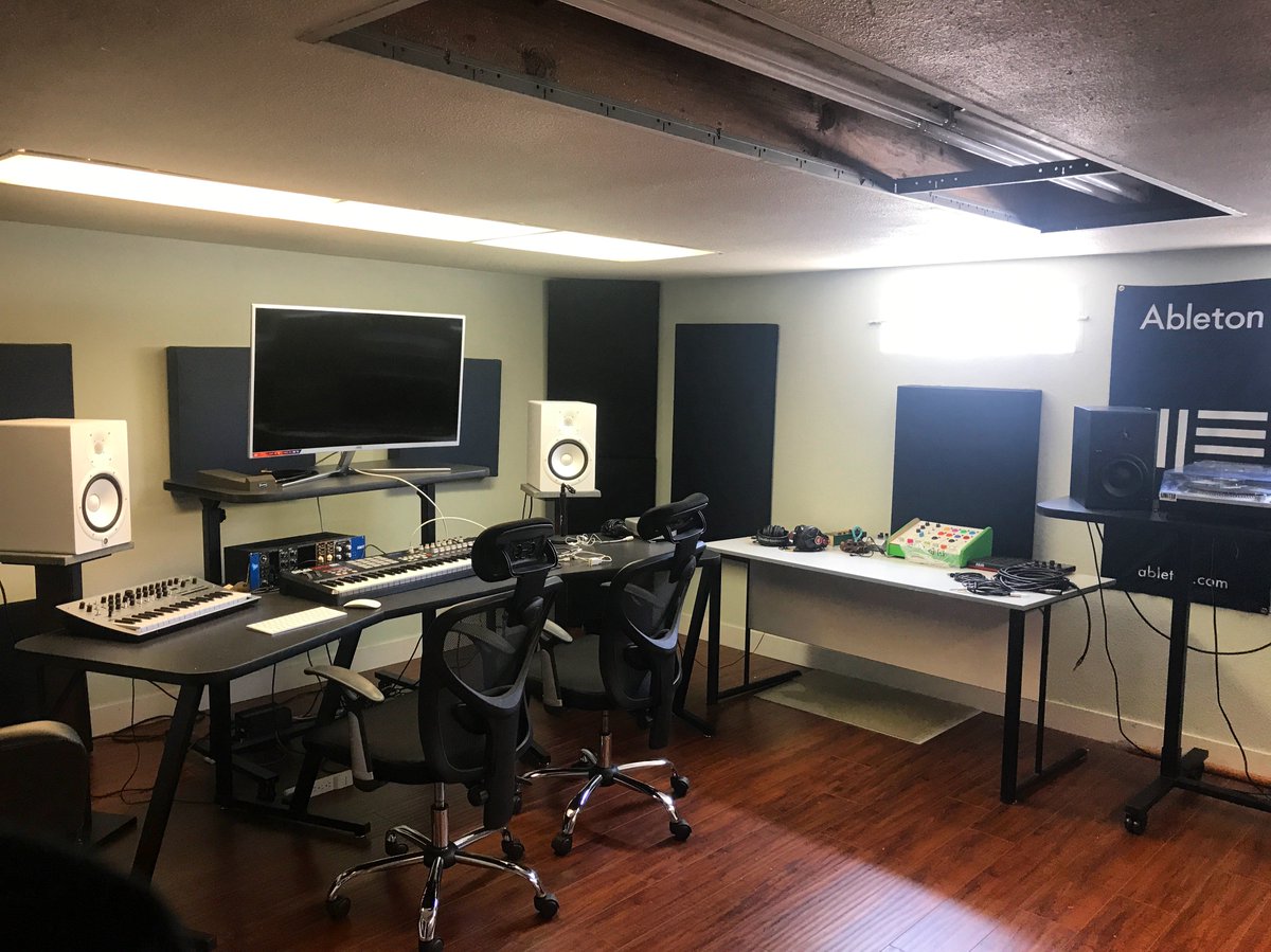 beatlabacademy's tweet image. One of our studios upstairs! #Reference4studio