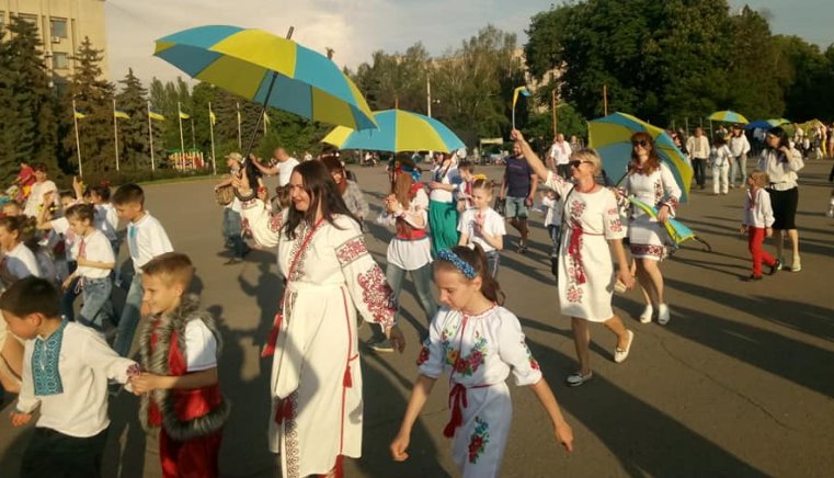 edyna_ukraina's tweet photo. #Славянск #парадВышиванок https://t.co/99J3FwdTId