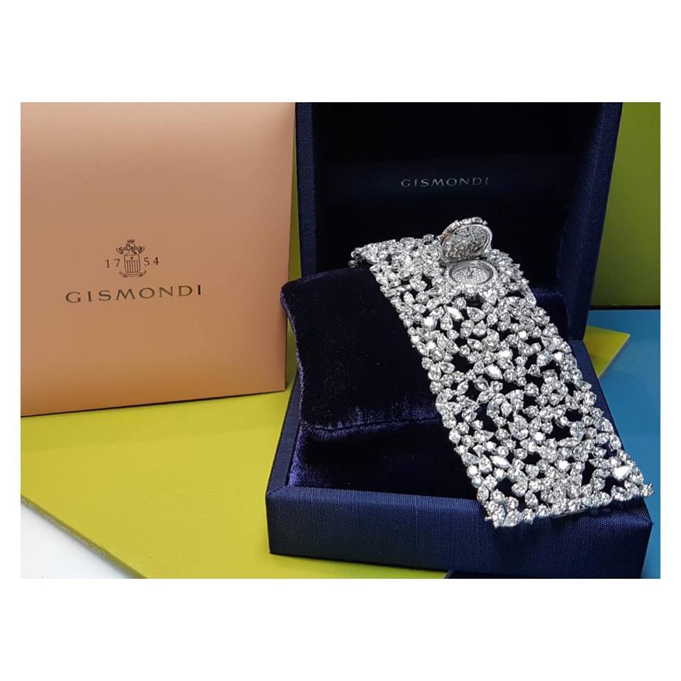 Holding this treasure by hands it's wonderful • our new white gold bracelet/watch with white diamonds it's ready to make you unique!
#gismondi1754 #jewelers #finejewelry #jewelryoftheday #jewelryblogger #jewelrylovers #luxuryjewelry #jewelscent #perfectday #gismondiyouniverse