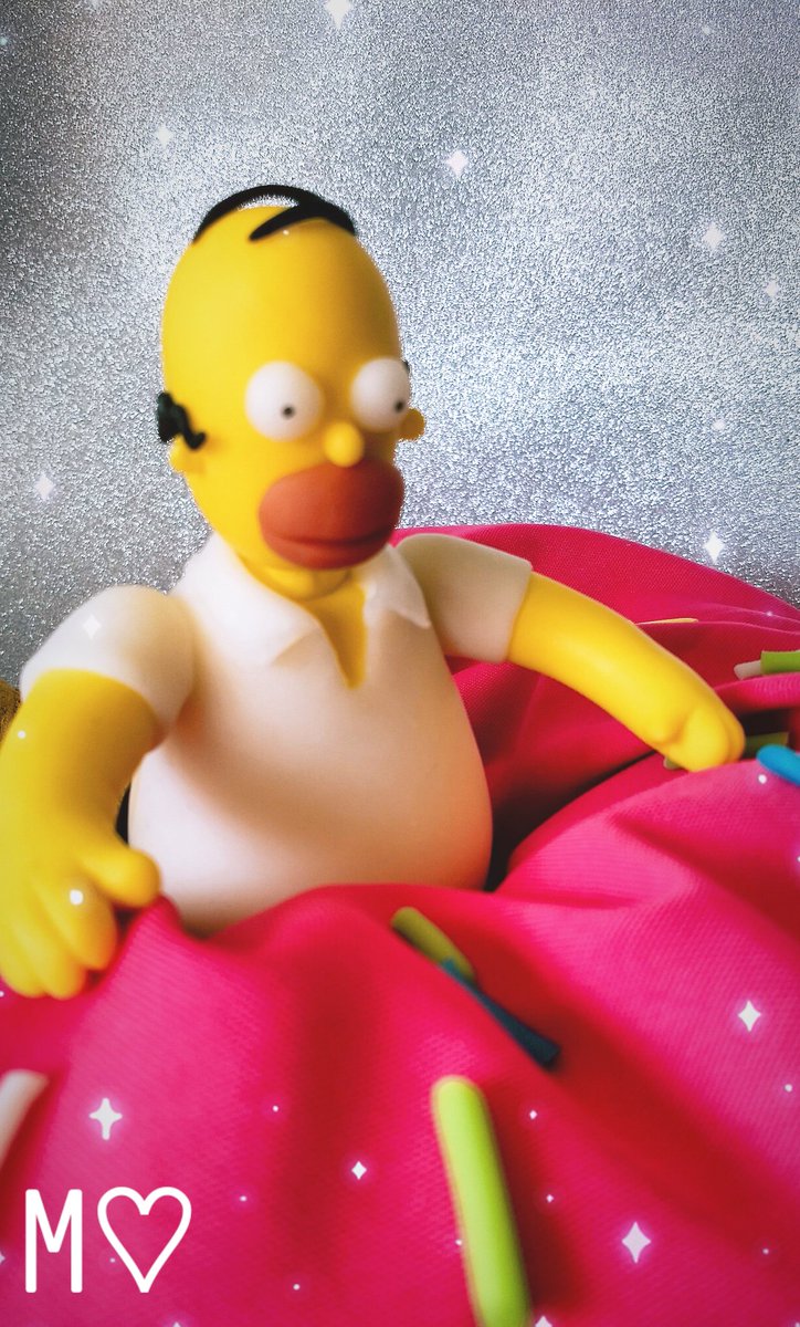 mariana_cakeART's tweet photo. ¡ouch! 💢🍩🍺 #porcelainart #homersimpson https://t.co/SR5Uz5W47P