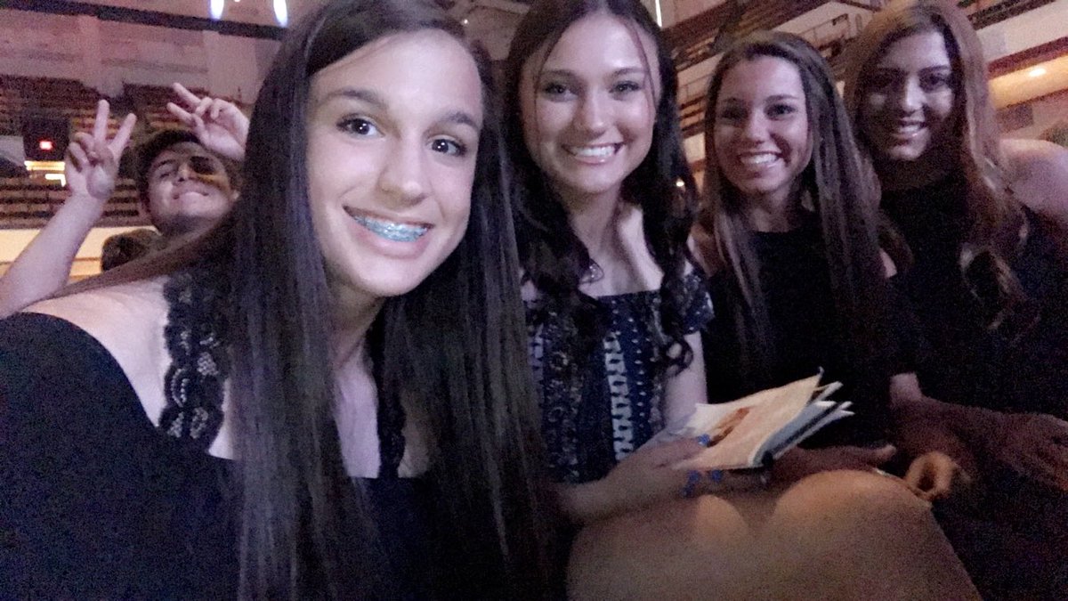 tfrazier1318's tweet photo. Four of my softball girls enjoying the #TimesSportsAwards #WeAreCalvary @CalvaryCavs @madscory @marissa_roo21 @baileyyl12 💛💚 https://t.co/nHMWKi10Kn