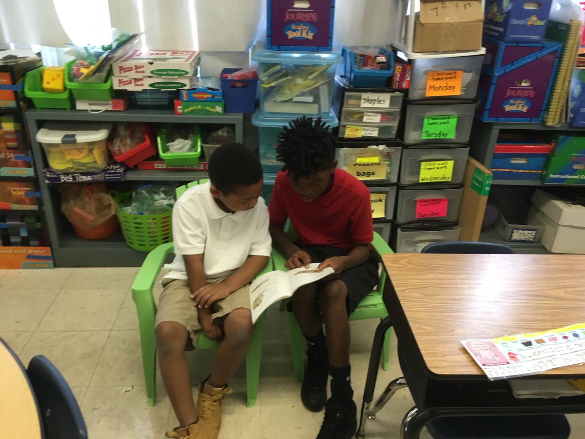 RoblesEagles's tweet photo. 4th graders teaming up with 1st graders for Buddy Reading today! #WeAreRobles https://t.co/2e93aZPrdL