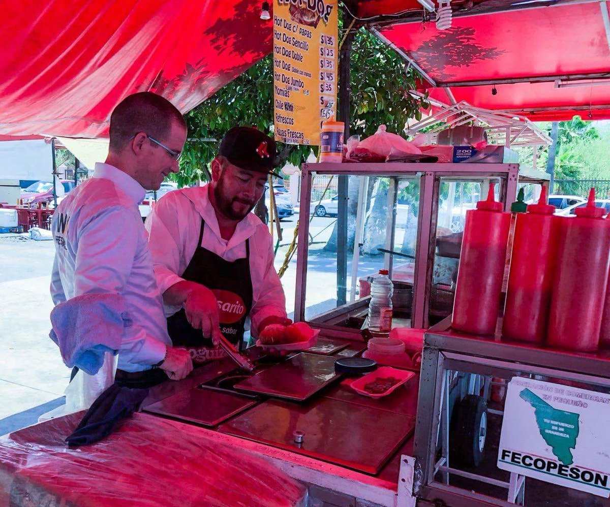 VictorMendozaL's tweet photo. Ricardo Anaya en la Unison comiendo un dogo, buen detalle. https://t.co/tHambYqZEF