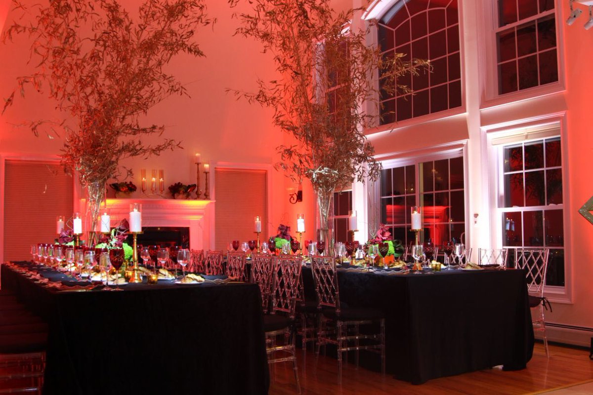 decorielevents's tweet photo. It’s #ThrowbackThursday and we’re reminiscing on this elegant event featuring vibrant and radiant shades of red! https://t.co/f4iIJ4bOmi