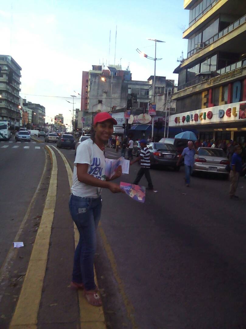 MariaVallenil15's tweet photo. Hoy nuestra Juventud de Monagas en las Calles defendiendo la Patria y Garantizando la Victoria Perfecta de nuestro Presidente @NicolasMaduro junto @yelitzePSUV_ @MSVMONAGAS1 #MonagasEstaConMaduro @dcabellor @ErnestoPSUV_ https://t.co/C9GTwJFt0k